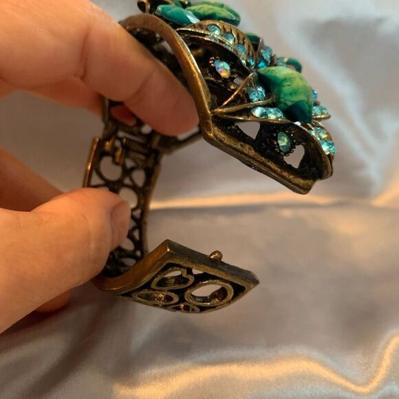 Vintage-Inspired Floral Cuff Bracelet Turquoise - Picture 6 of 10